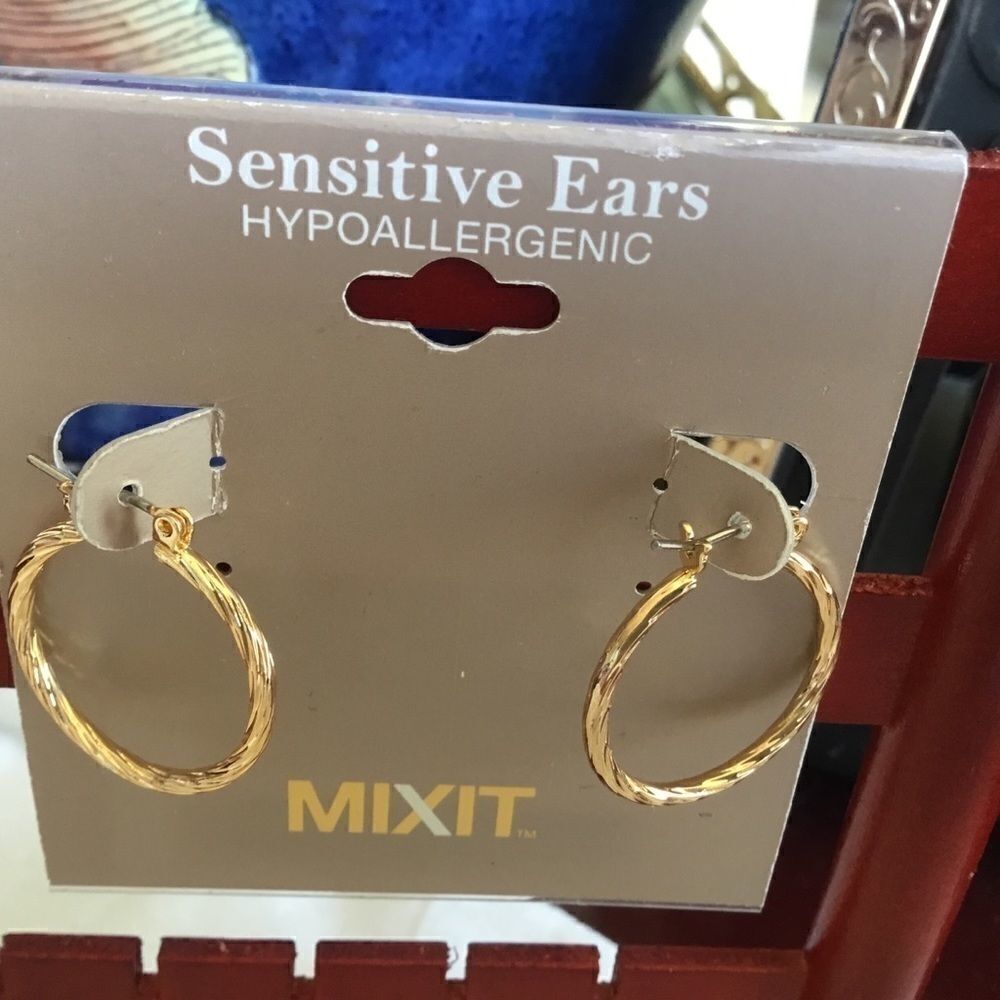 $8 ea or 3/$25 NWT Goldtone Twisted Hoops - Picture 4 of 6
